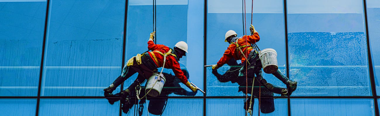 خدمات التنظيف والصيانة